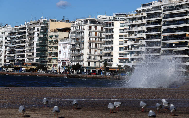 Προβλήματα από τους θυελλώδεις ανέμους στη Θεσσαλονίκη