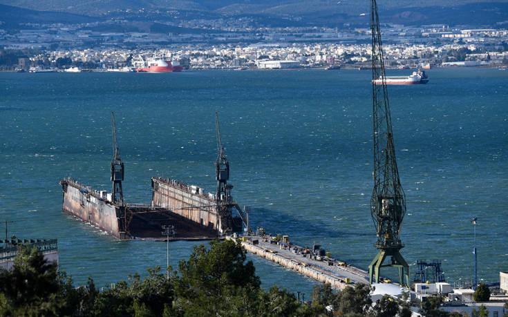 ΠΛΩΤΗ ΔΕΞΑΜΕΝΗ ΣΚΑΡΑΜΑΓΚΑΣ
