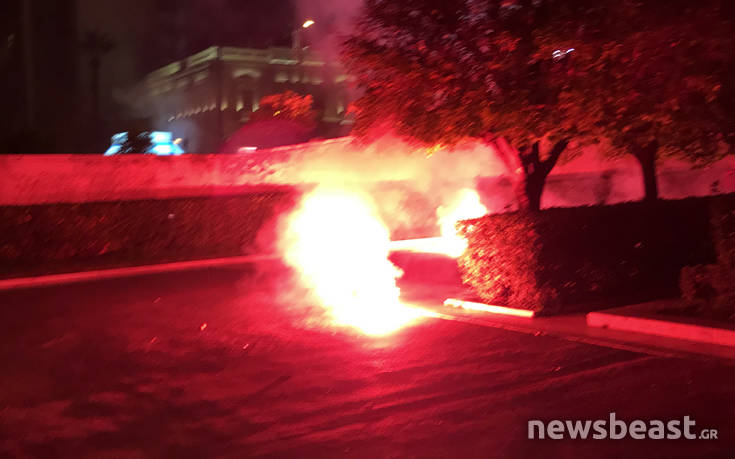 Ένταση, χημικά και πετροπόλεμος έξω από τη Βουλή