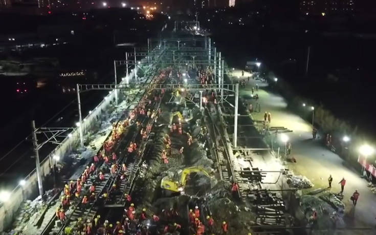 Κινέζοι εργάτες στρώνουν σιδηροδρομική γραμμή για νέο σταθμό σε μόλις… 9 ώρες
