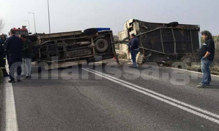 Τούμπαρε αγροτικό που μετέφερε τροχόσπιτο στα Φάρσαλα
