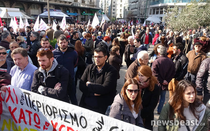 Συγκεντρώνεται στην Ομόνοια το ΠΑΜΕ, κλειστοί δρόμοι στο κέντρο της Αθήνας