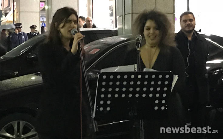 Με… τραγούδι έληξε η διαμαρτυρία του ΠΑΜΕ