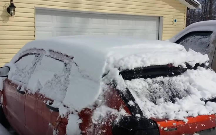 Ο πιο&#8230; δυνατός τρόπος να καθαρίσεις το αυτοκίνητο από το χιόνι
