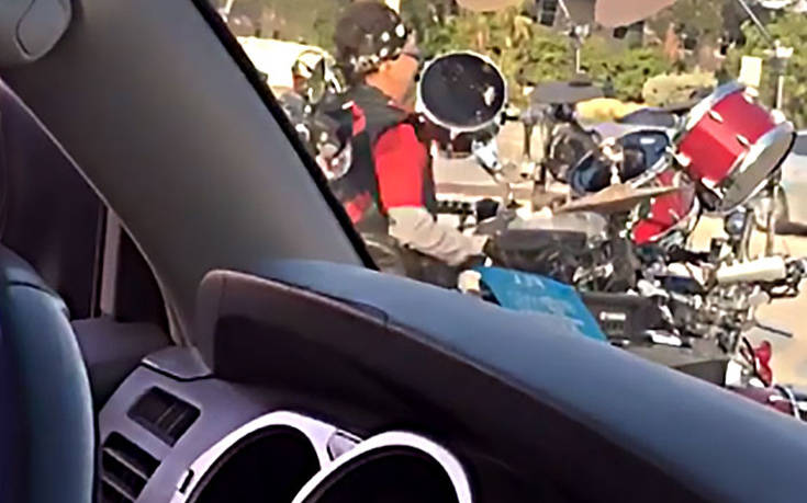 Παίζοντας ντραμς πάνω σε ένα τρίκυκλο