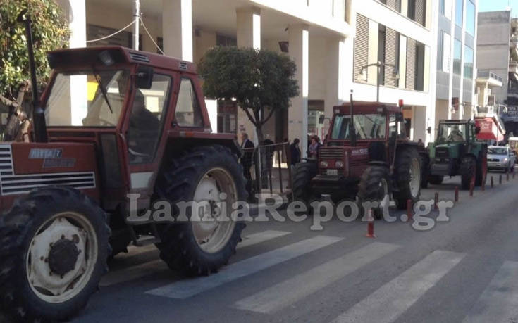 Διαμαρτυρία με τρακτέρ στο κέντρο της Λαμίας από αγρότες της Φθιώτιδας