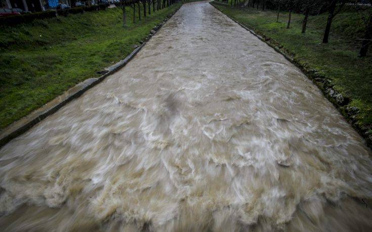 Μεγάλα προβλήματα στα Τρίκαλα εξαιτίας των έντονων βροχοπτώσεων