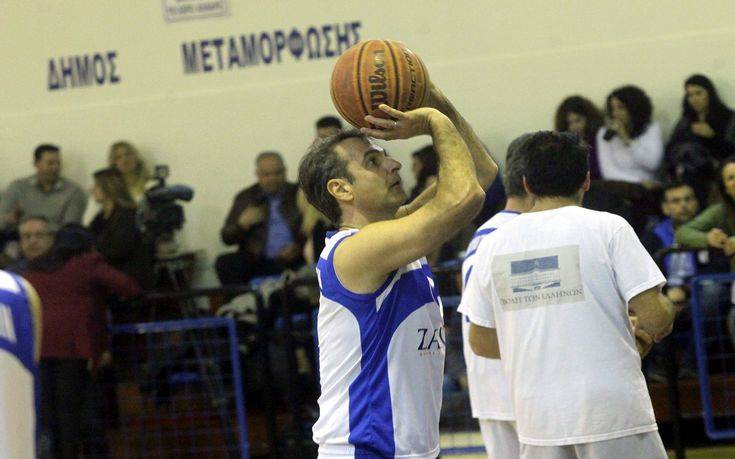Ο Κυριάκος Μητσοτάκης έπαιξε μπάσκετ με βουλευτές για καλό σκοπό