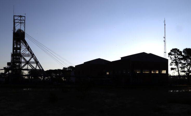 Εκατοντάδες ανθρακωρύχοι εγκλωβίστηκαν σε βάθος 1.000 μέτρων στη Ν. Αφρική