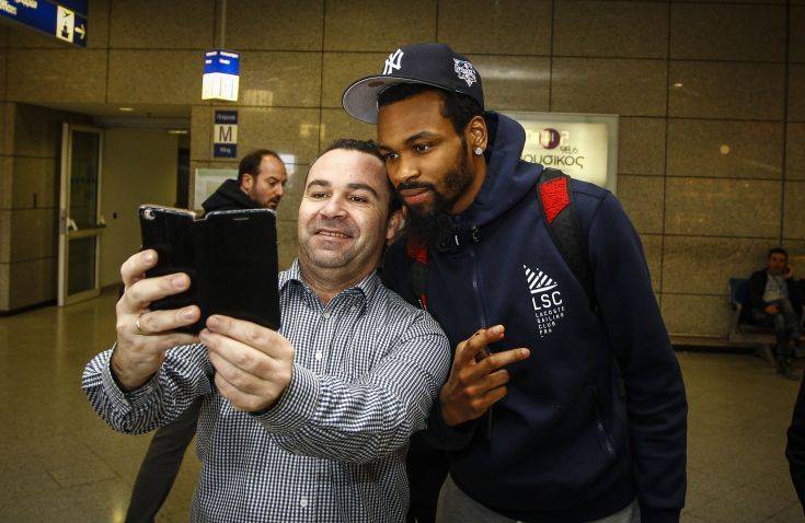 ÁÖÉÎÇ ÔÏÕ ÊÅÂÉÍ ÐÁÍÔÅÑ ÓÔÇÍ ÁÈÇÍÁ ÃÉÁ ËÏÃÁÑÉÁÓÌÏ ÔÇÓ ÁÅÊ (ÖÙÔÏÃÑÁÖÉÁ: ÈÁÍÁÓÇÓ ÄÇÌÏÐÏÕËÏÓ / EUROKINISSI)