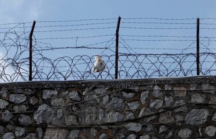 Αλκοόλ, λίμα νυχιών, σύριγγες και ρόπαλα βρέθηκαν σε «ντου» στις φυλακές Κορυδαλλού