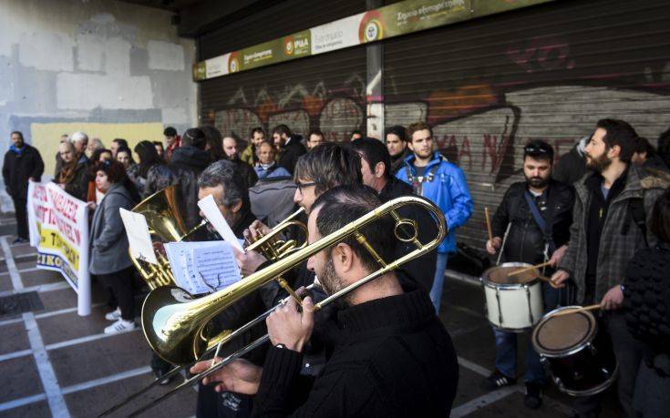 Συνθήματα μετά μουσικής έξω από το υπουργείο Εργασίας