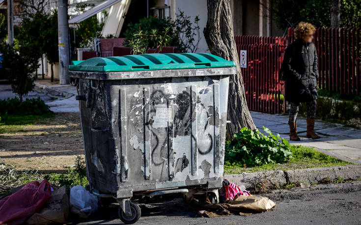 Το μωρό που βρέθηκε σε κάδο στην Πετρούπολη ήταν φιμωμένο με χαρτοπετσέτες