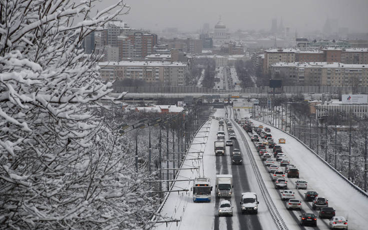 Έναν αιώνα είχαν να δουν τόσο χιόνι στη Μόσχα