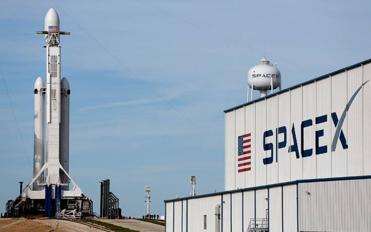 Ένα αυτοκίνητο στέλνει στον Άρη η SpaceX του Έλον Μασκ