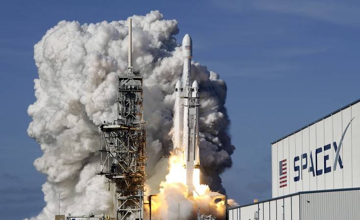 Η SpaceX έγραψε ιστορία εκτοξεύοντας τον ισχυρότερο πύραυλο στον κόσμο