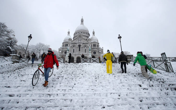 Τα χιόνια παρέλυσαν το Παρίσι
