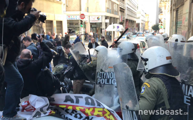 Ένταση, ξύλο και χημικά έξω από συμβολαιογραφείο