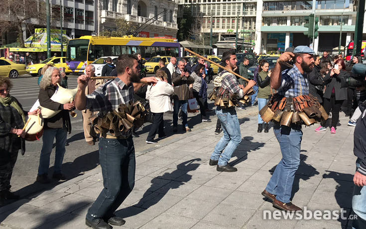 Παρέλαση στην Αθήνα έκαναν οι «Κουδουνάτοι» και οι «Κορδελάτοι»