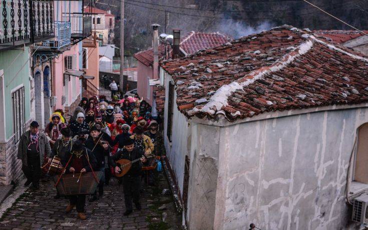 Το έθιμο της «περικεφαλαίας» αναβίωσε στην πανέμορφη Αγιάσο της Λέσβου