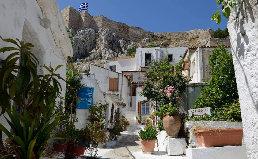 Νησιώτικη ατμόσφαιρα κάτω από την Ακρόπολη