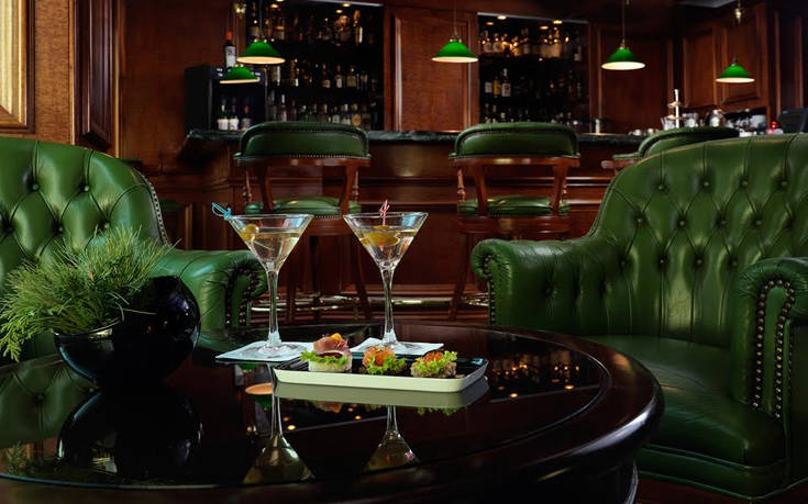 Γιορτάστε την Ημέρα της Γυναίκας στο εμβληματικό Explorer’s Bar στο NJV Athens Plaza