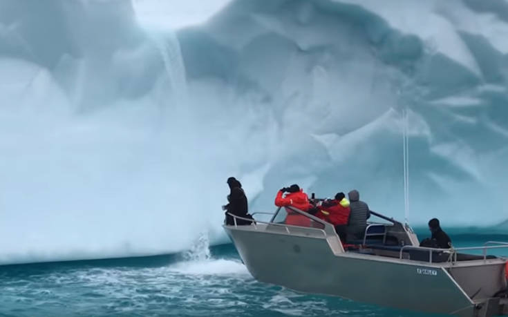Πίνοντας νερό κατευθείαν από το παγόβουνο!