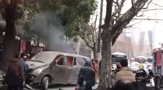 Οδηγός κάπνιζε στο αυτοκίνητο, άρπαξε φωτιά και τραυμάτισε 18 πεζούς