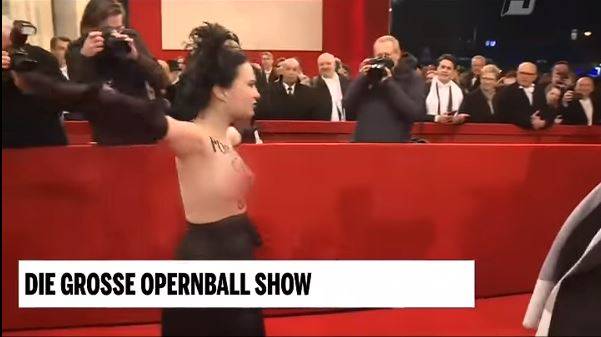 Γυμνόστηθη Femen «περπάτησε» στο κόκκινο χαλί της Όπερας της Βιέννης