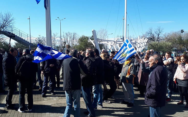 «Μπουτάρη, Καμίνη, φορέστε τα μίνι»