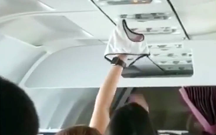 Γυναίκα στεγνώνει εσώρουχο κατά τη διάρκεια της πτήσης