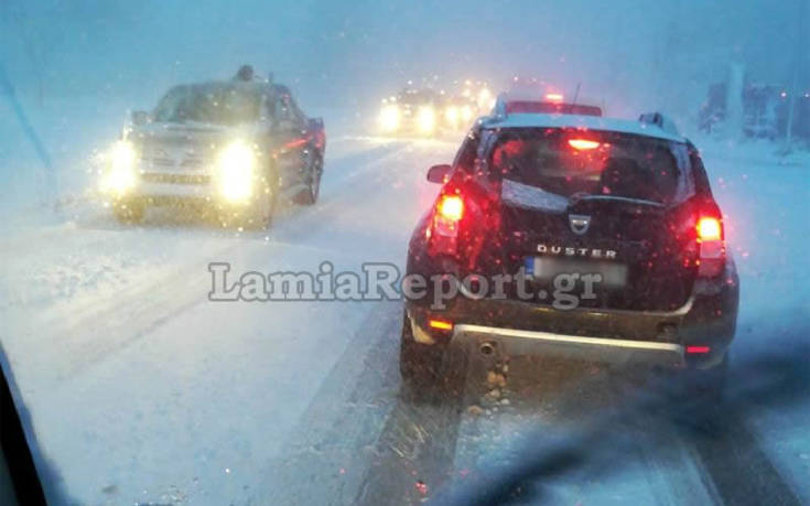 Μπλόκο στα φορτηγά προς Δομοκό από τη σφοδρή χιονόπτωση