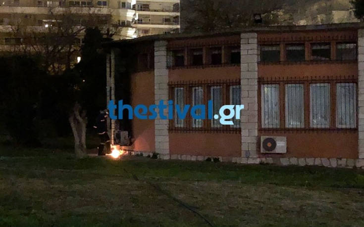 Εμπρηστική επίθεση με γκαζάκια σε κτίριο του υπουργείου Εθνικής Άμυνας στη Θεσσαλονίκη