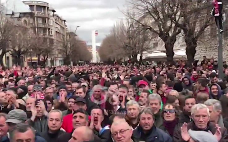 Δεκάδες χιλιάδες οπαδοί της Σκεντερμπέου διαδηλώνουν κατά της UEFA