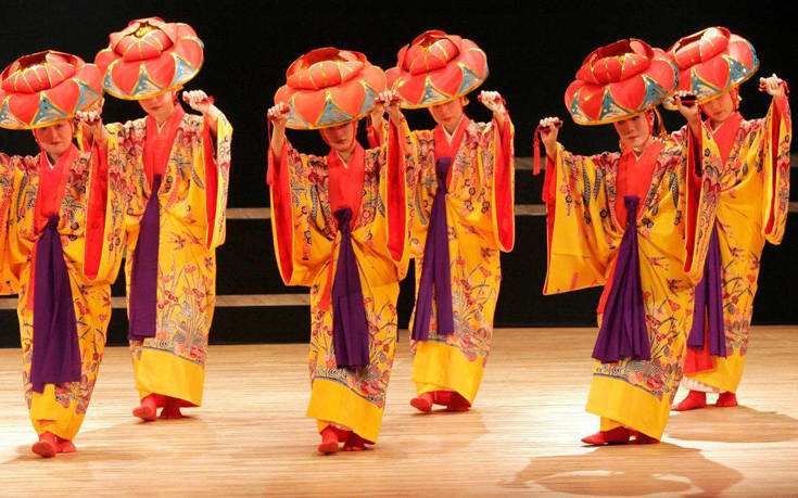 Ένα εξωτικό πολυθέαμα με χορούς Ryukyu από την Ιαπωνία