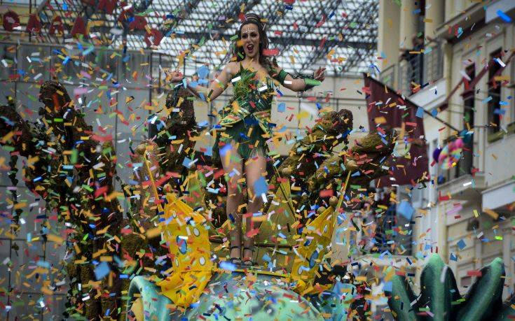 Ξέφρενη και… μαραθώνια η μεγάλη καρναβαλική παρέλαση στην Πάτρα