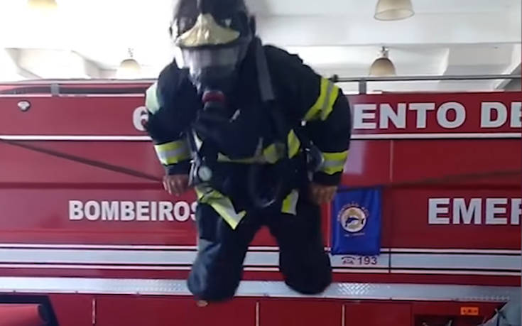 Πυροσβέστης κάνει ενόργανη φορώντας ολόκληρο τον εξοπλισμό του