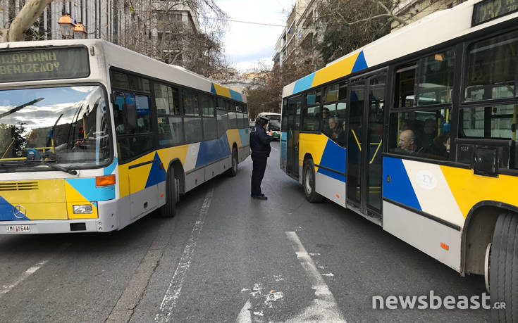 Λεωφορεία εγκλωβίστηκαν λόγω της διαμαρτυρίας των καθαριστριών