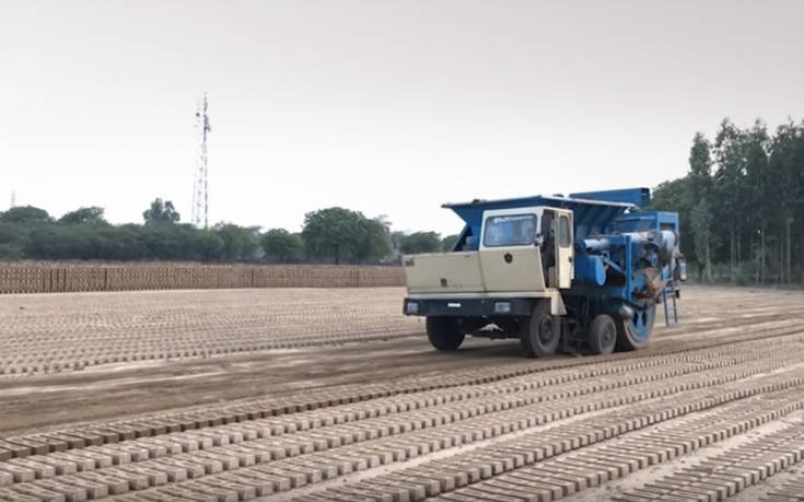 Το μηχάνημα που φτιάχνει 15.000 τούβλα την ώρα