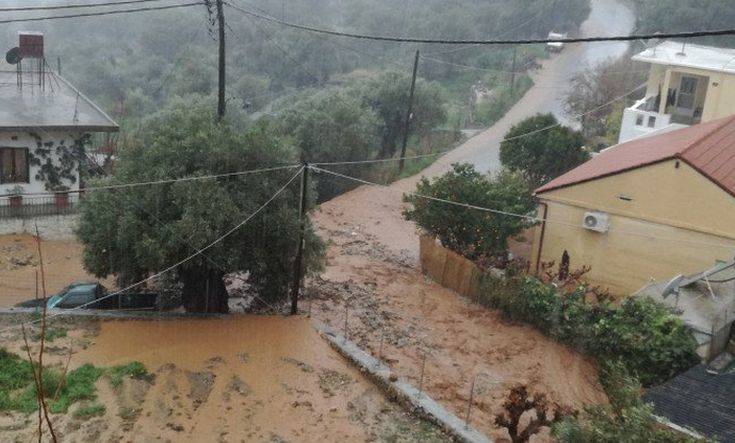 Εικόνες από το πέρασμα του χειμάρρου στα Σφακιά