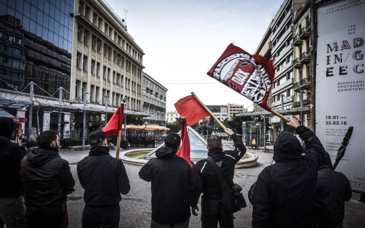 Σε εξέλιξη η αντιφασιστική συγκέντρωση στα Προπύλαια