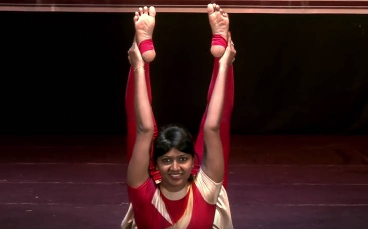 Γυναίκα λάστιχο κάνει τη γιόγκα να φαίνεται παιχνίδι