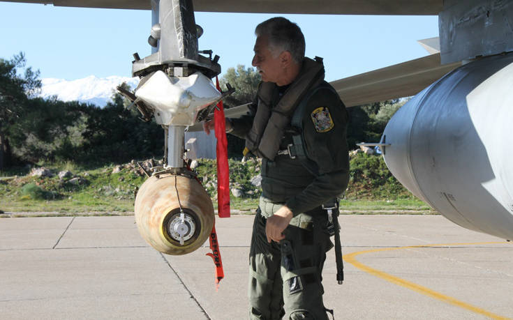 Ο Αρχηγός της Αεροπορίας «βομβάρδισε» βραχονησίδες στο Αιγαίο