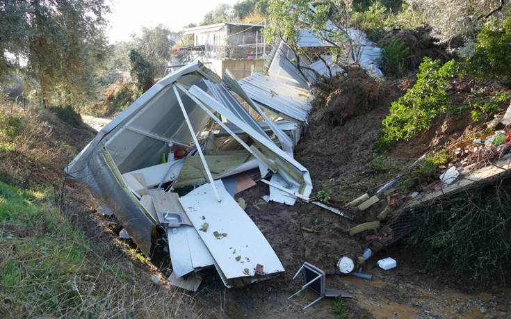 Φωτογραφίες από το λυόμενο που παρασύρθηκε στην Αγιά