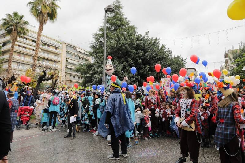 Παρέλαση των μικρών καρναβαλιστών στην Πάτρα υπό την «απειλή» βροχής