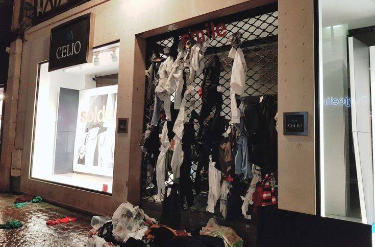Κατακραυγή για μαγαζί που έσκιζε και άφηνε στο δρόμο τα απούλητα ρούχα
