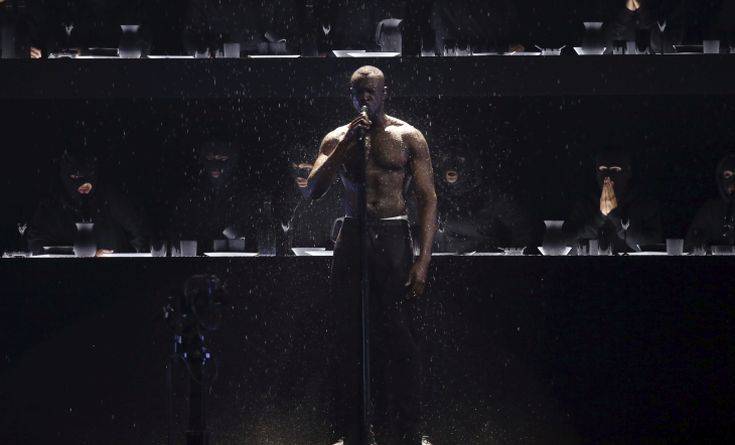 Η κριτική του ράπερ Stormzy για την τραγωδία του Γκρένφελ και η απάντηση της Μέι