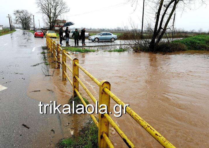 Υπερχείλισαν τα ποτάμια στα Τρίκαλα, πλημμύρισαν εκατοντάδες στρέμματα