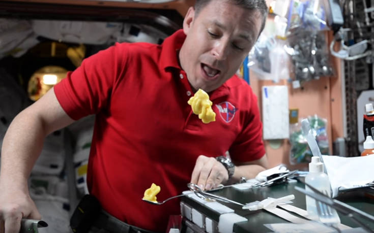 Το να τρως γλυκό στο διάστημα δεν είναι η πιο απλή υπόθεση