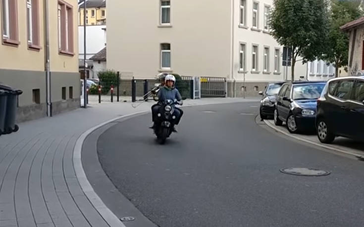 Νομίζεις πως αυτό το βεσπάκι τρέχει με 200 χιλιόμετρα